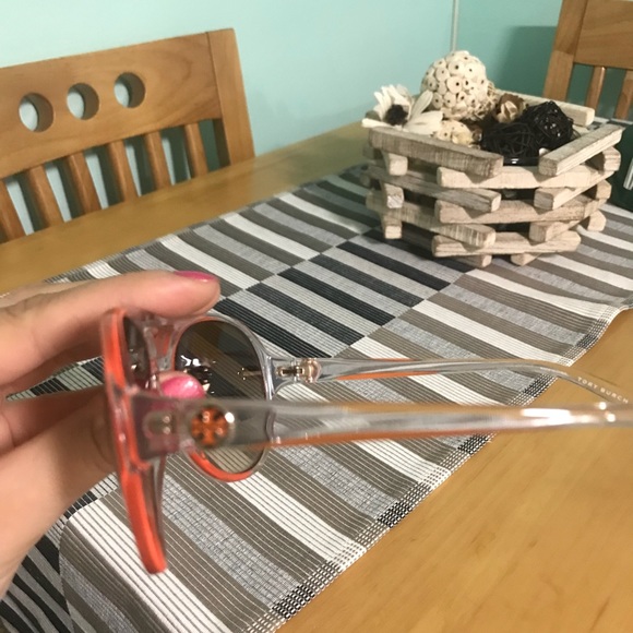 Tory Burch over-sized sunglasses - Picture 5 of 8